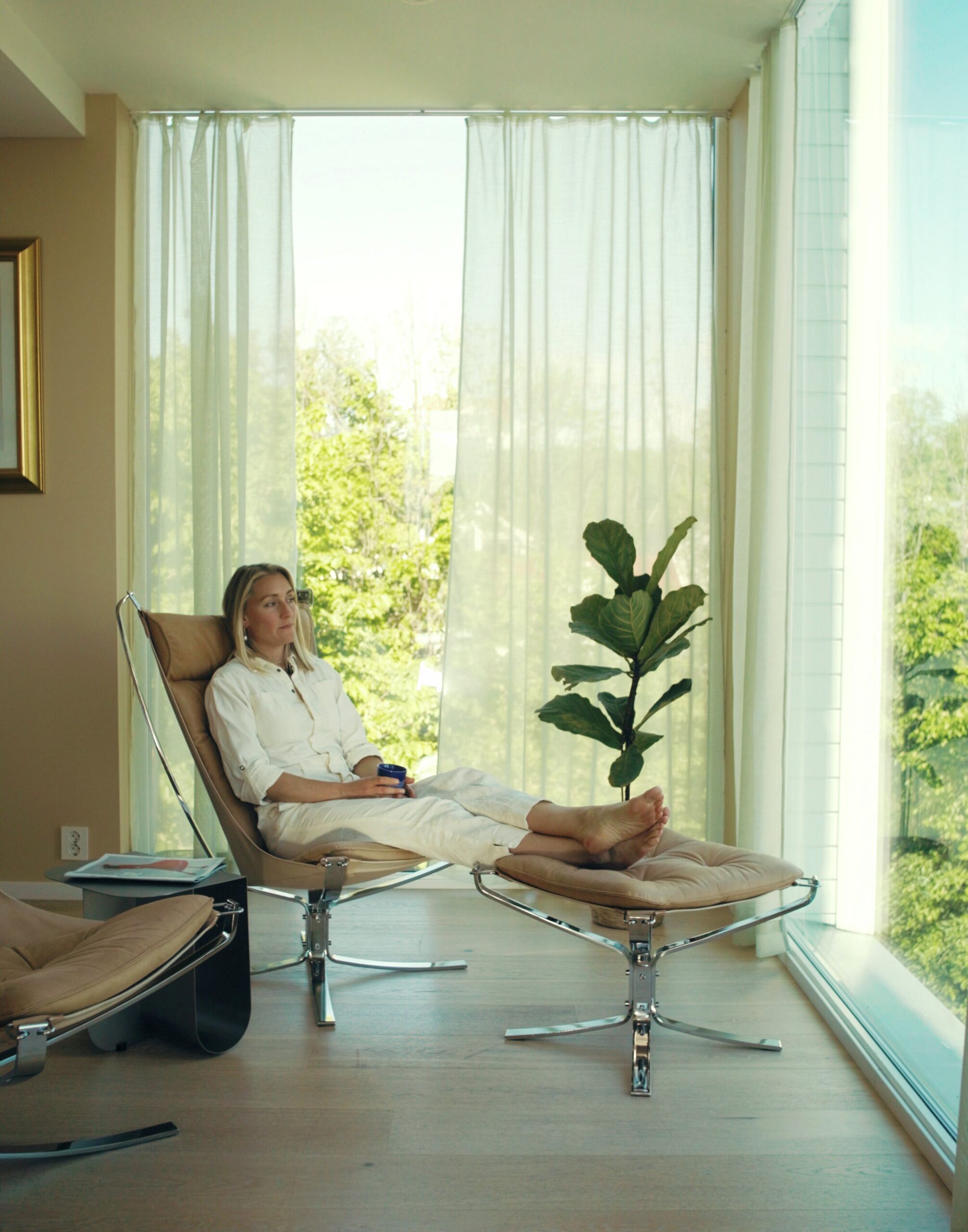 Synne sitting in Falcon lounge chair by LK Hjelle